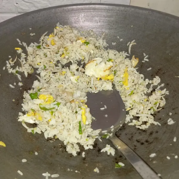 Masukkan nasi, telur orak-arik, teri goreng & kaldu bubuk, aduk rata. Siap disajikan.