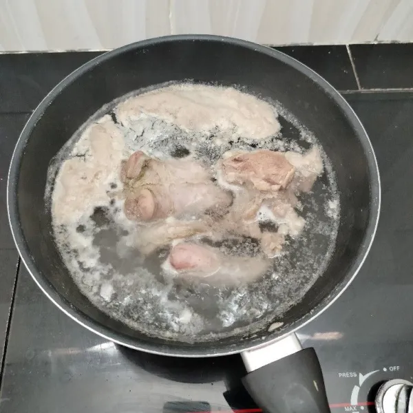 Cuci bersih daging kambing. Lalu rebus dengan air hingga mendidih. Tiriskan daging kambing dan buang air rebusannya.