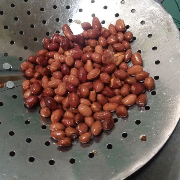 Goreng juga kacang tanah hingga matang.