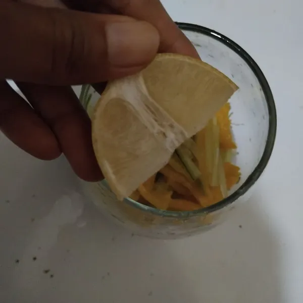 Beri perasan jeruk nipis. Kira-kira 1½ sdt.