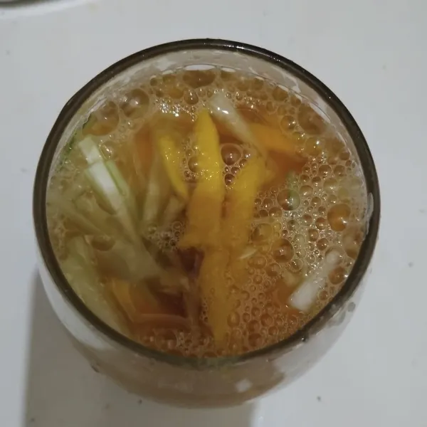 Beri es batu lalu tuangi dengan kuahnya. Siap dinikmati.