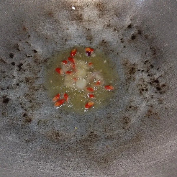 Potong 2 siung bawang merah dan beberapa cabe rawit, lalu panaskan sedikit minyak goreng kemudian tumis sampai harum.
