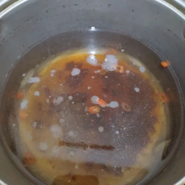 Tambahkan air, masak hingga mendidih.