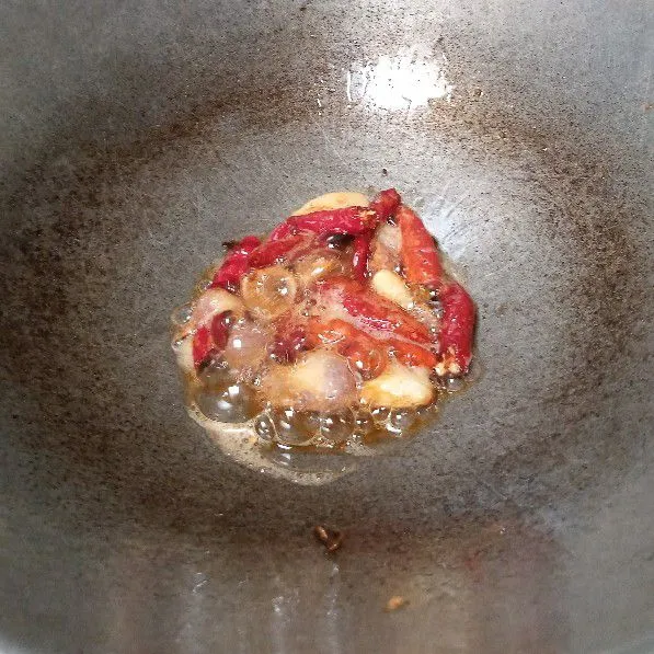 Goreng cabe rawit, bawang merah dan bawang putih hingga matang.