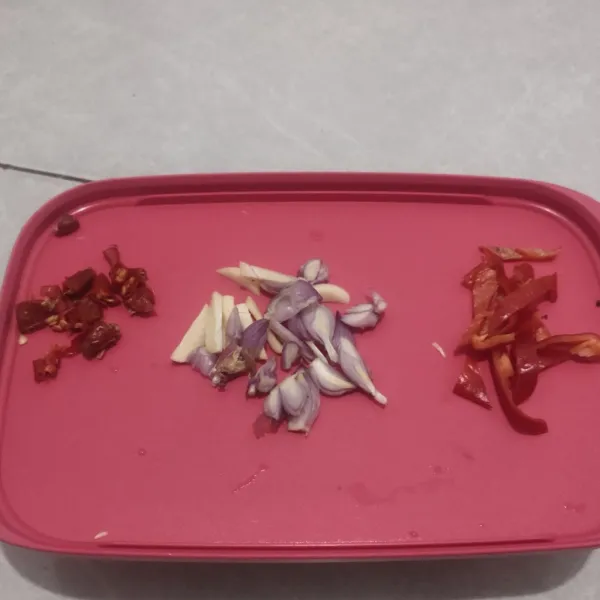 Iris tipis bawang merah, bawang putih, cabe rawit dan lombok besar. Sisihkan
