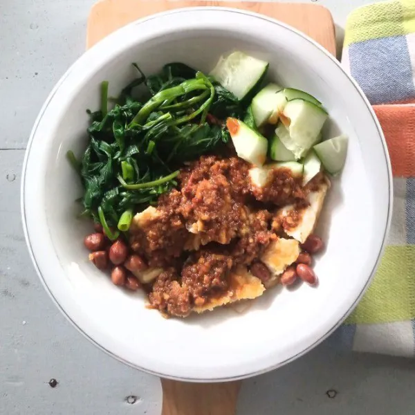 Potong-potong dadar tahu tadi. Siram dengan sambal kacang. Sajikan dengan pelengkap seperti mentimun, kangkung rebus.