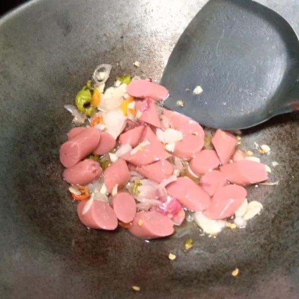 Masukkan sosis. Aduk-aduk.Goreng sebentar.