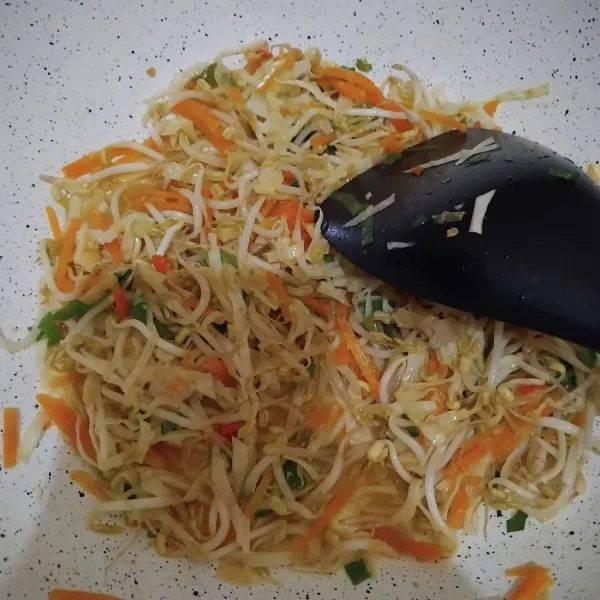 Masukkan sayur dan beri airnya. Masak hingga matang semuanya dan pastikan rasanya juga pas.