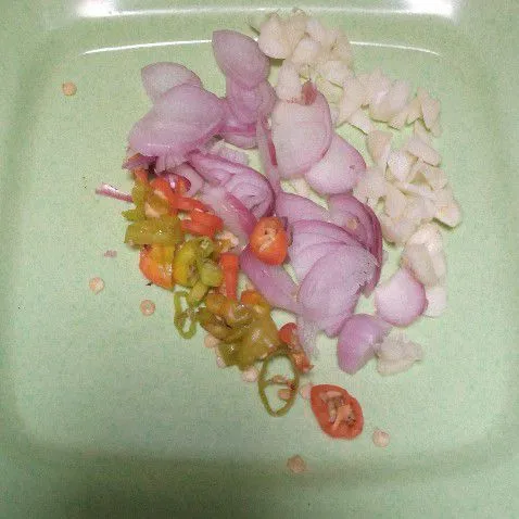 Iris-iris juga cabe rawit, bawang merah, bawang putih.