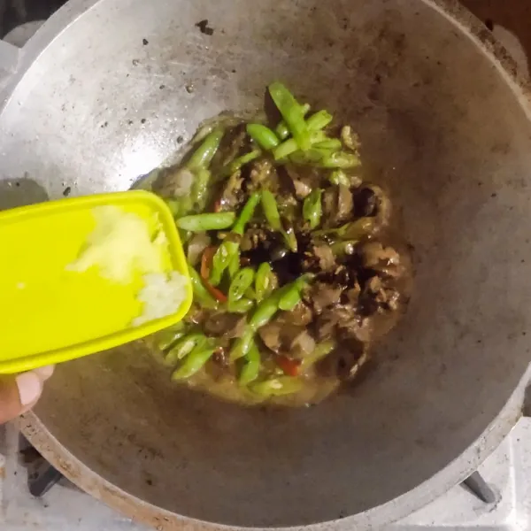 Masukkan penyedap rasa, garam, kecap dan saos tiram. Jangan lupa cicipi rasa. Angkat dan sajikan.