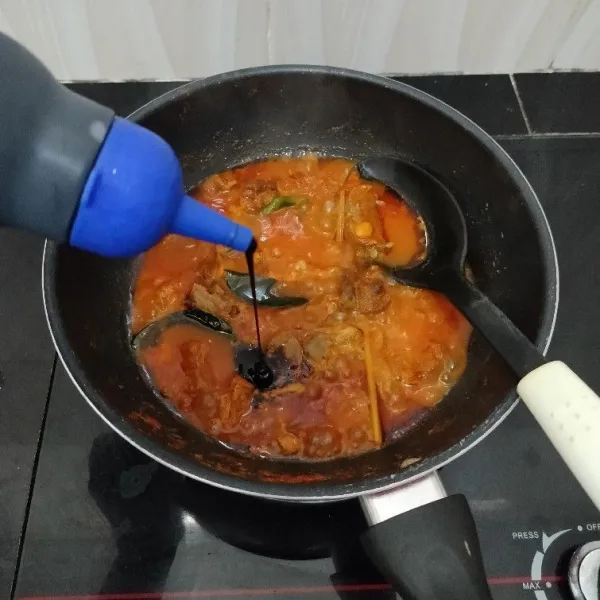 Setelah itu masukkan kecap manis, aduk rata.