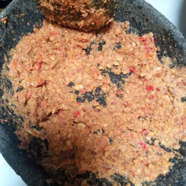 Haluskan cabe, bawang putih, bawang merah, kacang tanah. Tambahkan garam secukupnya. Uleg sampai halus.