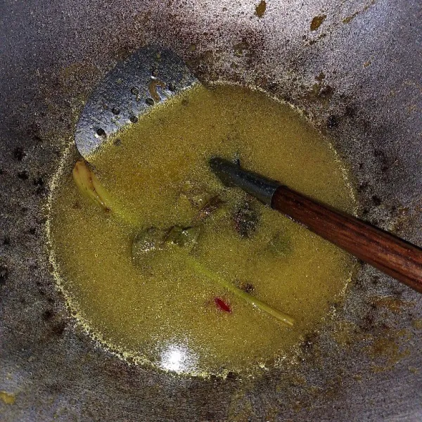 Jika sudah matang kasih sedikit air, beri garam, kaldu bubuk, dan kecap manis, aduk sampai mendidih.