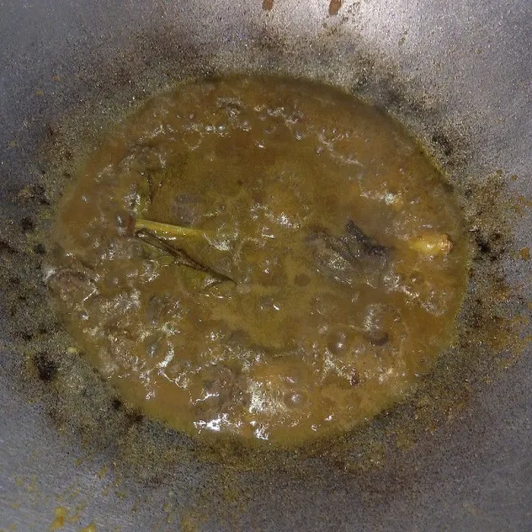 Jika sudah mendidih, masukkan sedikit santan instan, lalu aduk lagi.