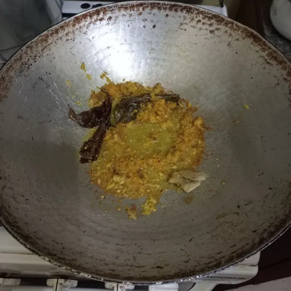 Tumis bumbu halus bersama jahe dan daun salam hingga harum