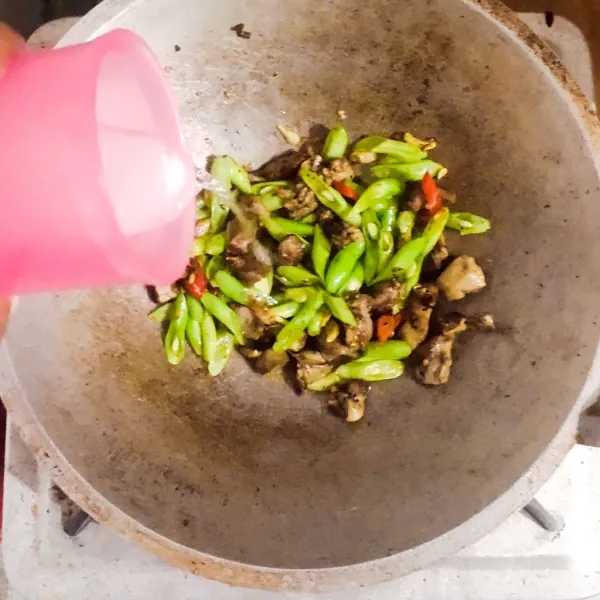 Tambahkan sedikit air. Aduk aduk sebentar