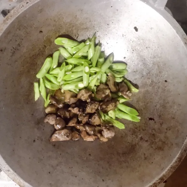 Masukkan hati ampela dan buncis