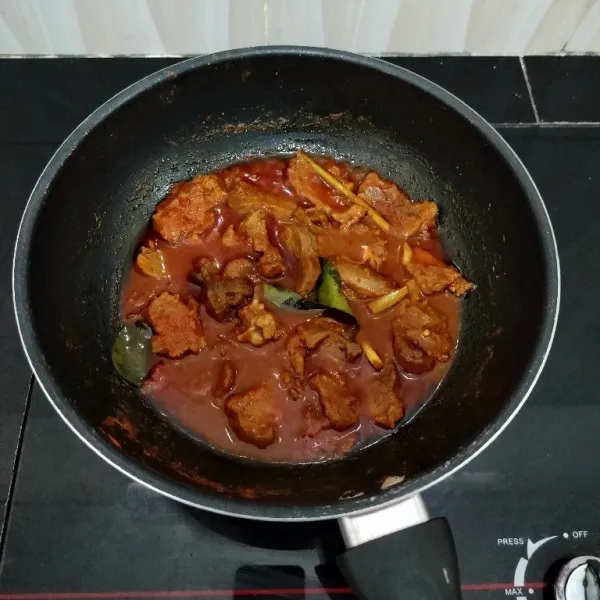 Masak hingga bumbu meresap dan tanak. Lalu angkat.