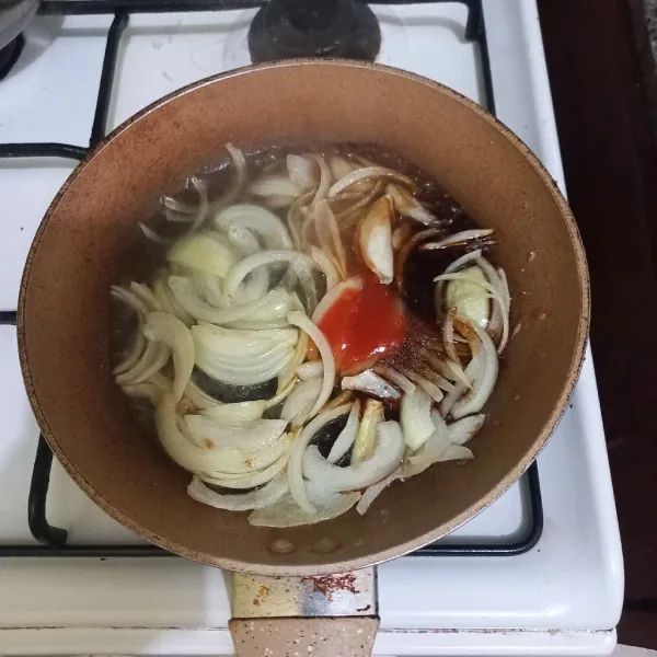 Tumis irisan bawang bombay hingga harum, beri sedikit air, saus tiram, kecap manis, saus pedas, gula pasir dan garam secukupnya aduk rata