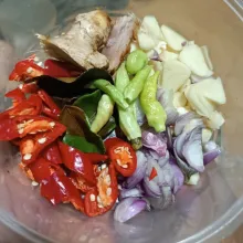 Siapkan bumbu untuk di potong / di rajang