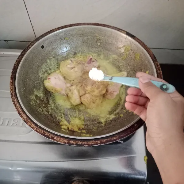 Bumbui dengan penyedap, garam, gula, merica. Masak sampai ayam matang. Matikan kompor