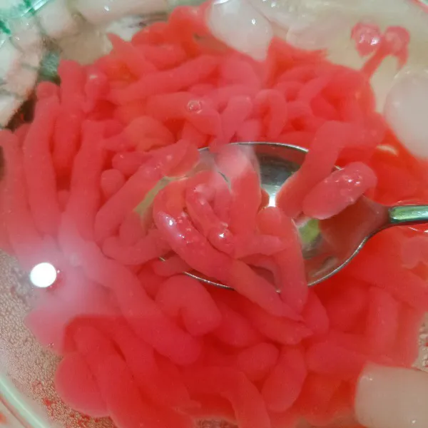 Sisihkan hasil cendol pink nya