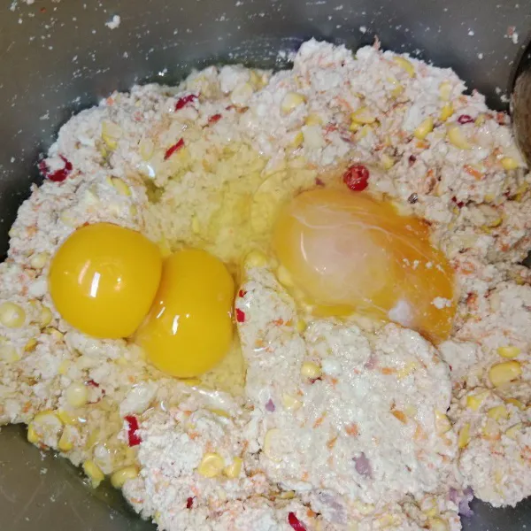 Tambahkan maizena dan telur. Aduk hingga tercampur rata