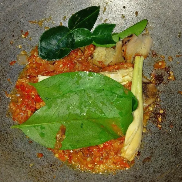 Tumis bumbu halus dan bumbu aromatik hingga daun kayu dan harum.