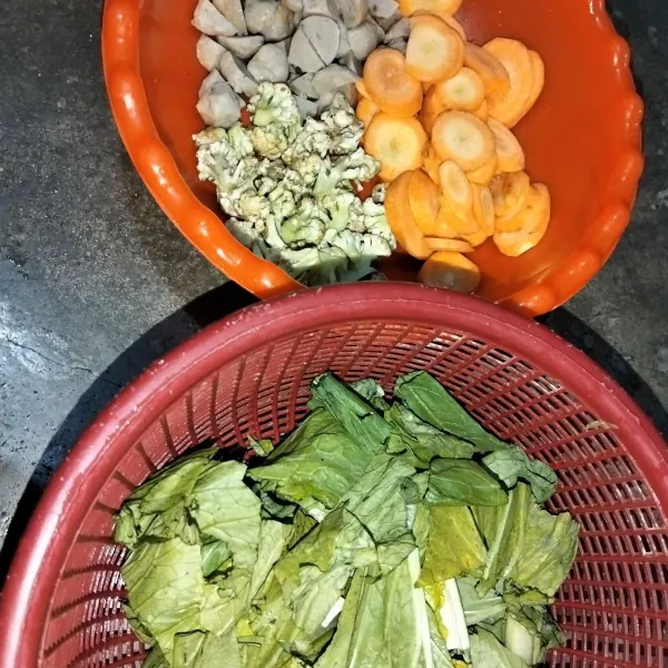 Potong-potong sayur dan bakso sesuai selera.