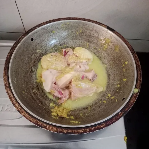 Masukan ayam, aduk balik. Kemudian tambahkan air