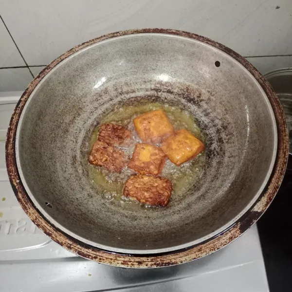 Goreng ayam, tempe dan tahu. Tiriskan dan sajikan