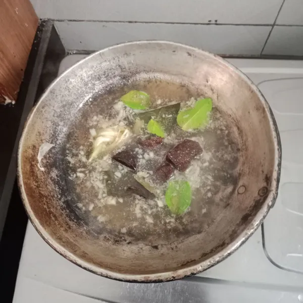 Rebus air dengan smua bumbu, masukan gula merah . Biarkan sampai gula larut