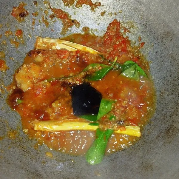 Masukkan bumbu seasoning, tuang air. Aduk merata