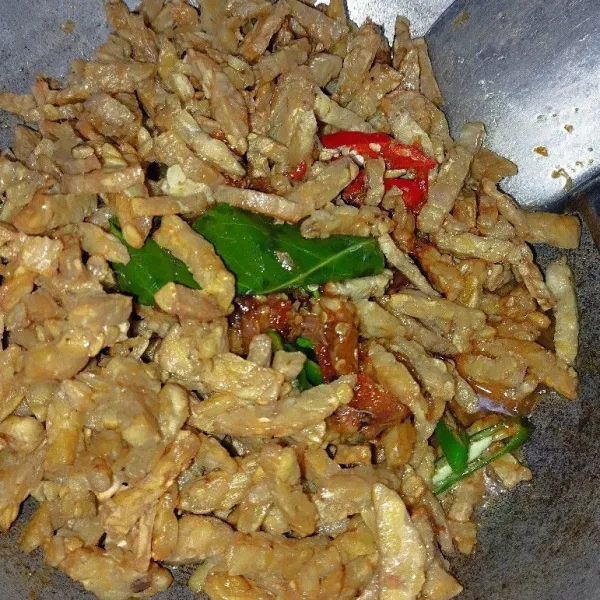 Masukkan tempe dan cabe iris. Aduk rata