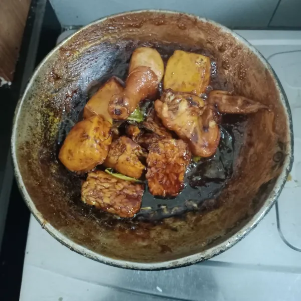 Bumbui dengan penyedap, garam dan gula. Masak sampai air menyusut