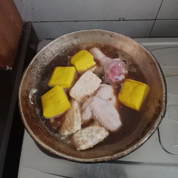 Rebus ayam terlebih dahulu selama 5 menit, lanjut masukan tahu dan tempe