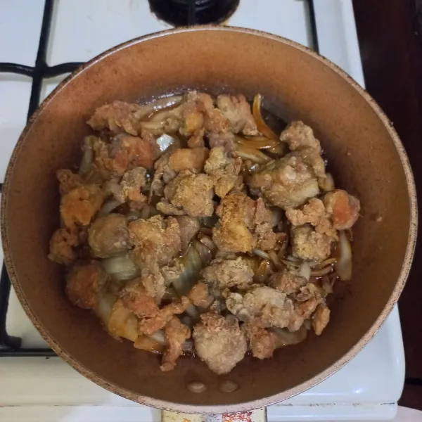 Masukan daging ayam yang telah digoreng, masak hingga menyerap