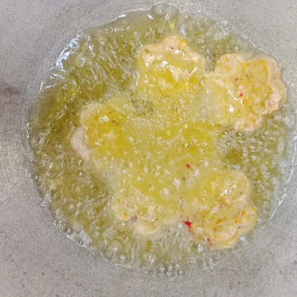 Panaskan wajan yang berisi minyak goreng. Goreng tahu hingga kecoklatan. Setelah kecoklatan angkat dan tiriskan. Tahu sosis jagung siap di sajikan