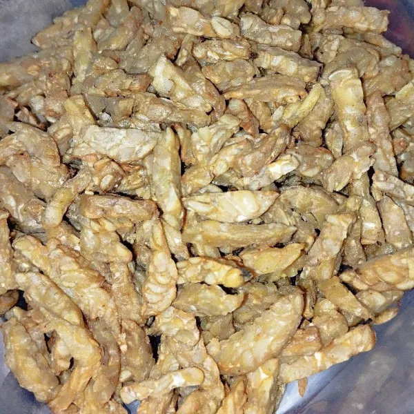 Potong tempe lalu goreng setengah matang. Sisihkan