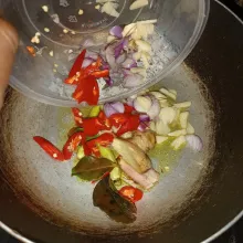 Setelah panas masukan bumbu yang sudah di potong-potong