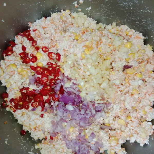 Masukkan cabe, bawang merah dan bawang putih. Kemudian aduk