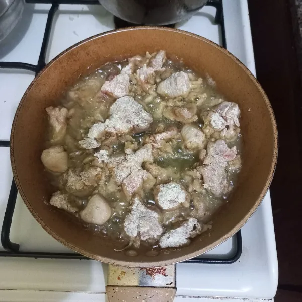 Goreng ayam hingga matang, tiriskan