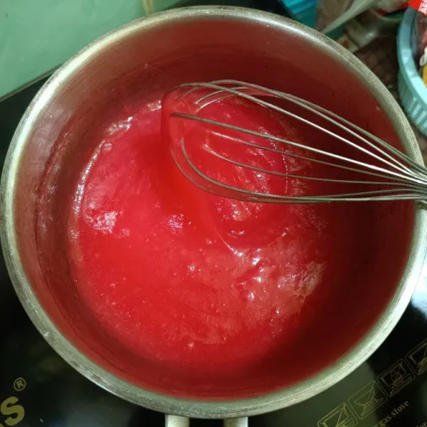 Campur bubuk jelly, tepung tapioka, tepung beras, garam, gula, 3-4 tetes pewarna makanan merah dan air, aduk rata, kemudian masak hingga mengental dan meletup, matikan api kompor