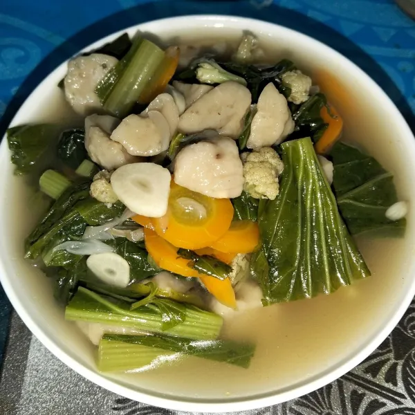 Sajikan sayur sop bakso dengan nasi panas dan lauk pendamping lainnya.