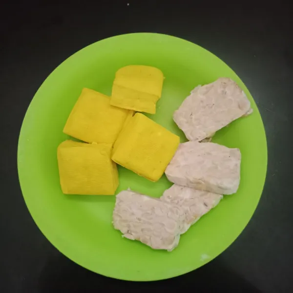 Iris tempe, cuci tahu dan ayam terlebih dahulu