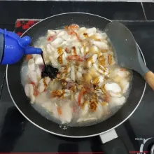 Setelah itu masukkan kecap manis. Aduk rata. Masak hingga matang dan bumbu meresap.