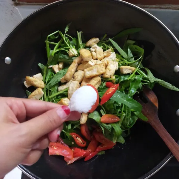 Beri garam, kaldu jamur, saus tiram dan kecap inggris.