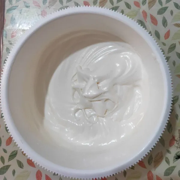 Mixer telur, gula kastor dan emulsifier dengan kecepatan tinggi hingga mengental putih berjejak.