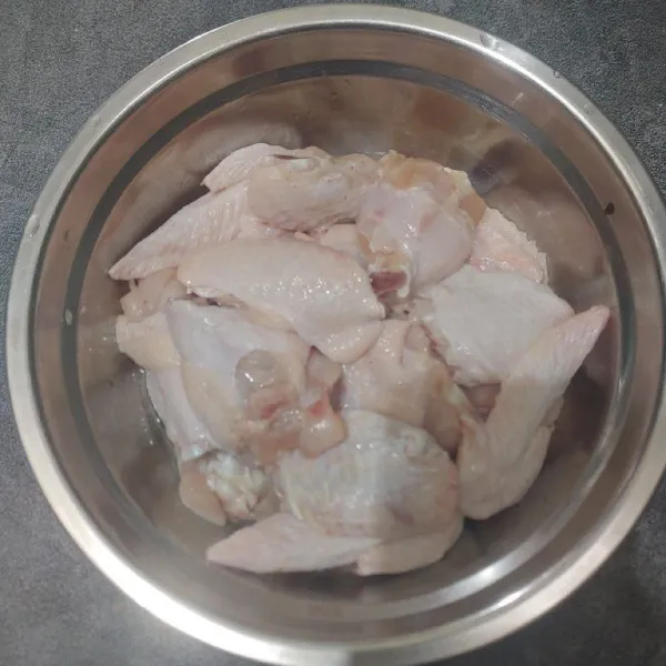 Potong sayap ayam jadi 3 bagian, lalu cuci hingga bersih.