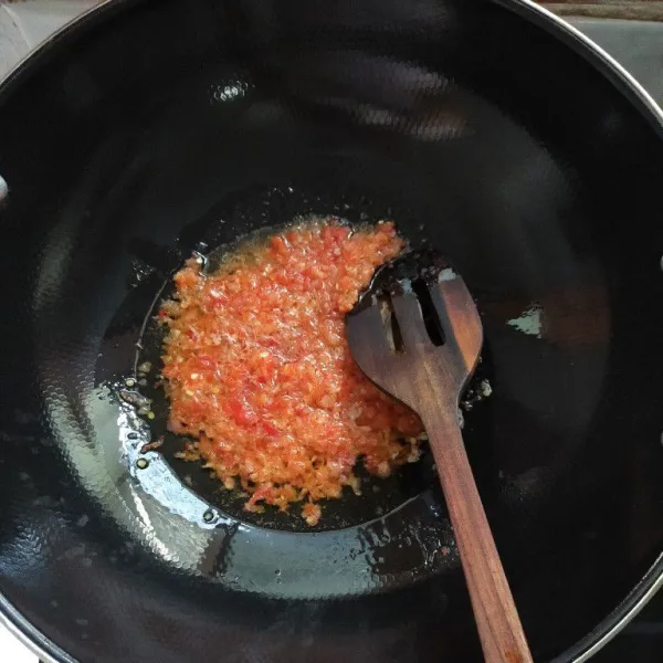 Tumis bumbu halus hingga harum dan matang.